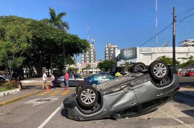 ¡Sustazo! Queda llantas arriba en pleno centro de Veracruz (+video)